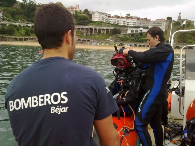 Los bomberos haciendo trabajos subacuaticos